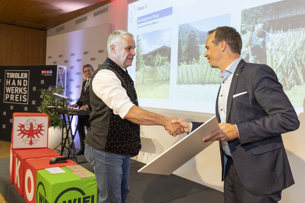 Funktionär schüttelt Mann die Hand