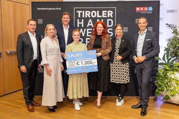 Gewinner mit Scheck, links und rechts Funktionäre der Wirtschaftskammer Tirol