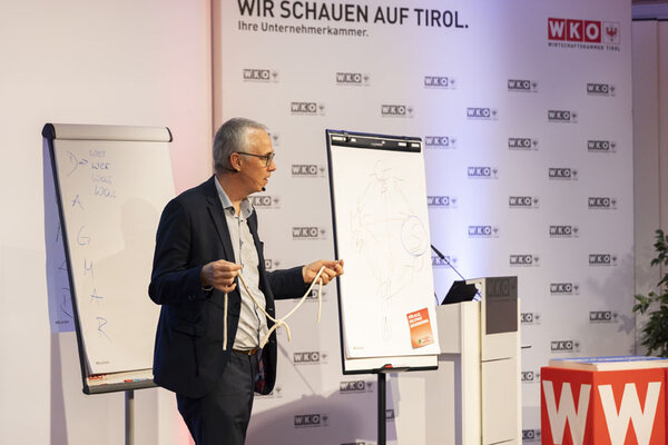 Mann auf einer Bühne 