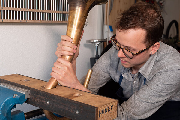 Basstrompete Musik in Tirol Handwerk Handwerkspreis Streichinstrument