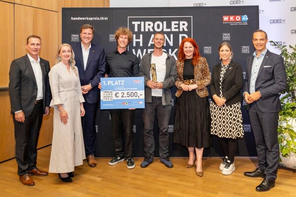 Gewinner mit Scheck, links und rechts Funktionäre der Wirtschaftskammer Tirol