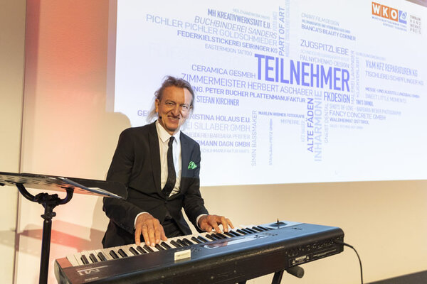 Mann an einem Keyboard