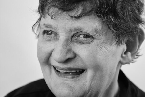 Portrait von lachender Frau mit Down-Syndrom