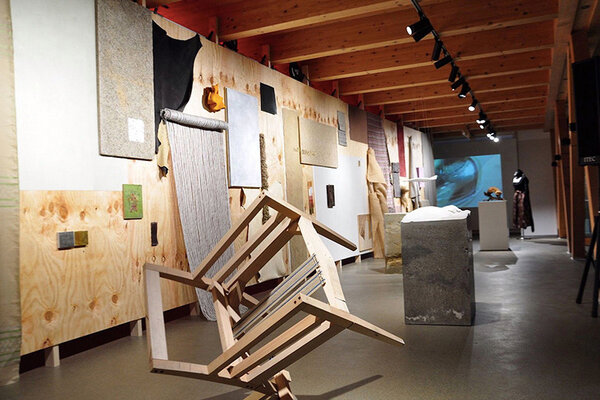 Ausstellung von verschiedenen Werkstücken. Ein Stuhl lehnt am Boden.