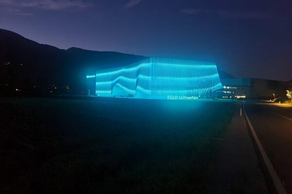 In neonblau-leuchtendes Haus in der Nacht