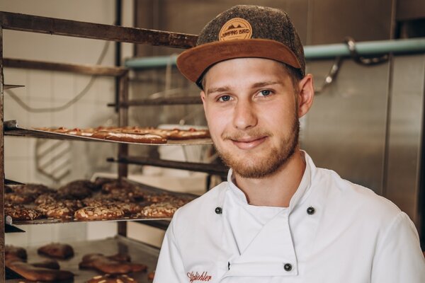 Bäcker in einer Bäckerei