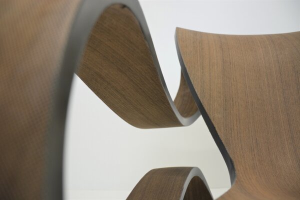 Moderner Stuhl aus Holz in abstrakter Form 