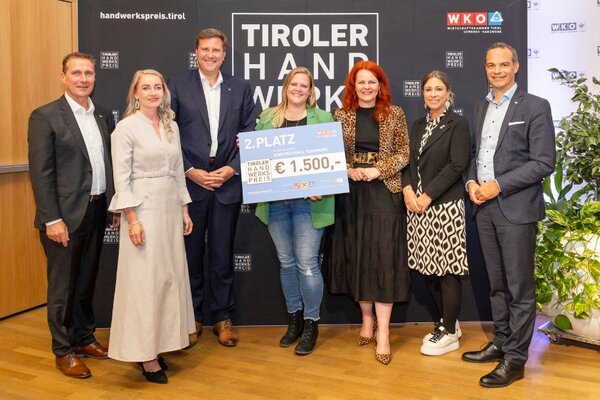 Gewinner mit Scheck, links und rechts Funktionäre der Wirtschaftskammer Tirol
