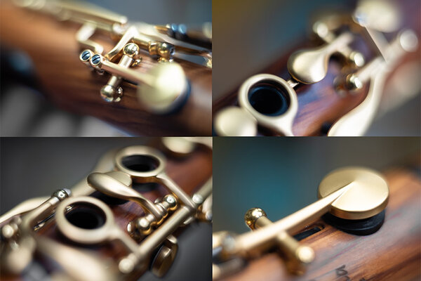 Vier verschiedene Ansichten einer Klarinette, die die Details und die Form des Instruments zeigen.