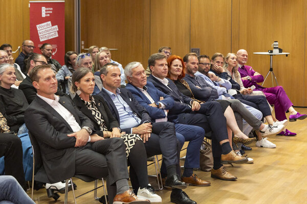 Viele Menschen in einem Saal
