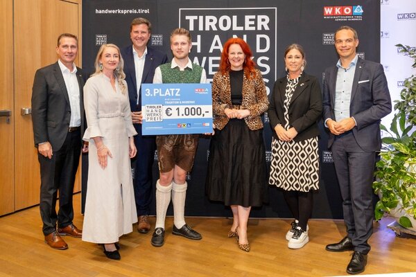 Gewinner mit Scheck, links und rechts Funktionäre der Wirtschaftskammer Tirol