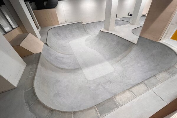 Banden und Rampen aus Holz für Skateboards