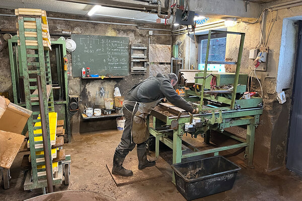 Handwerker in einer Werkstatt