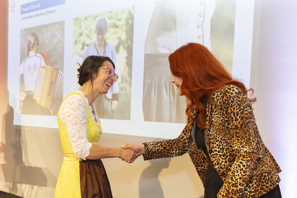 Frau gratuliert Gewinnerin
