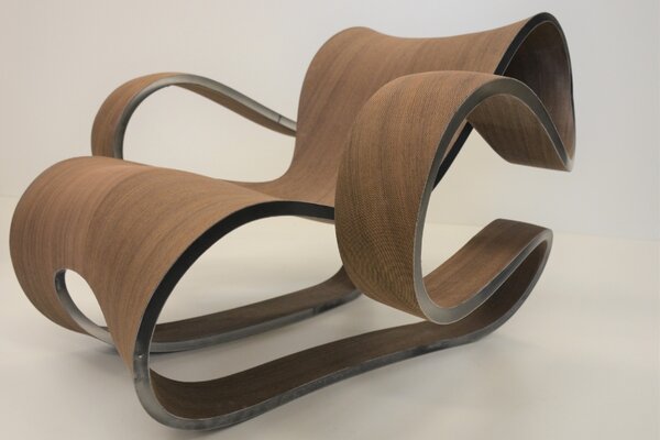 Moderner Stuhl aus Holz in abstrakter Form 