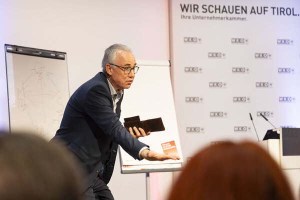 Redner auf einer Bühne