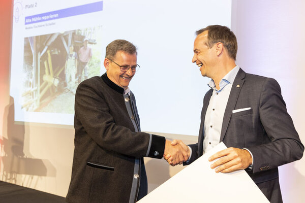 Funktionär schüttelt Mann die Hand
