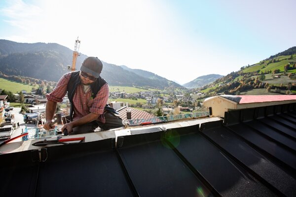 Dachdecker auf einem Haus