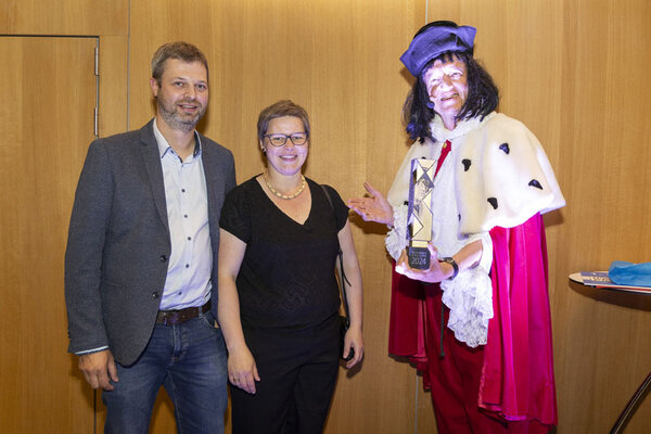 Mann und Frau mit einem verkleideten Mann