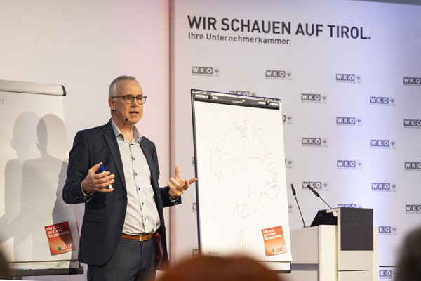 Redner auf einer Bühne