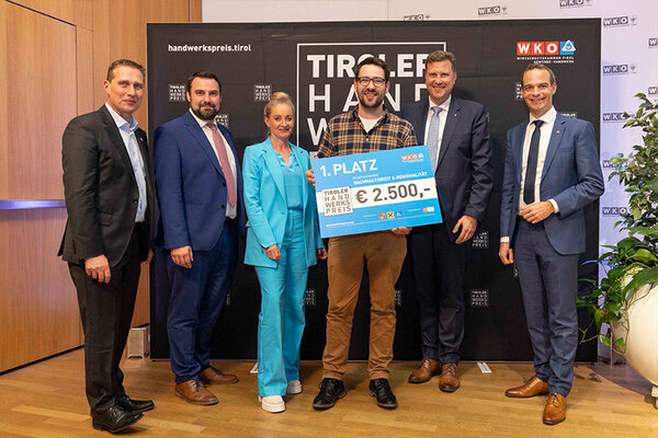 Gewinner mit Funktionäre der Wirtschaftskammer Tirol.