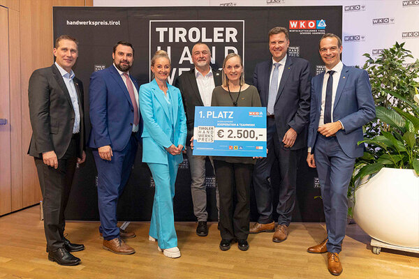 Gewinnerin mit Scheck, links und rechts Funktionäre der Wirtschaftskammer Tirol