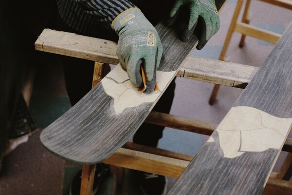 Ski in Rohfassung aus Holz